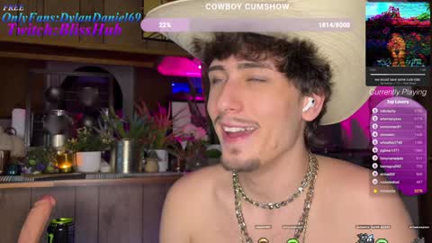 Snapshot of dylandaniel69 chatting on December 7, 2:09 am Dylan Daniel 7.8 online show from December 7, 2:09 am