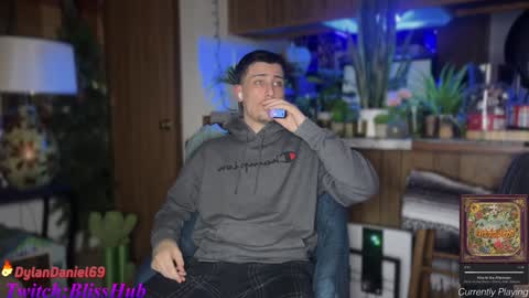 Snapshot of dylandaniel69 chatting on December 24, 2:32 am Dylan Daniel 7.8 online show from December 24, 2:32 am