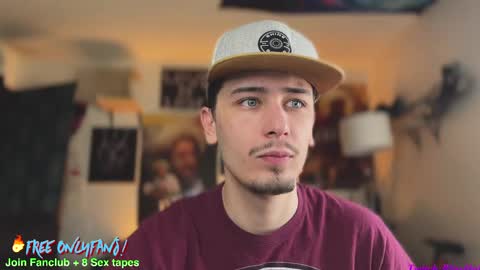 Snapshot of dylandaniel69 chatting on March 1, 4:44 pm Dylan Daniel 7.8 online show from March 1, 4:44 pm