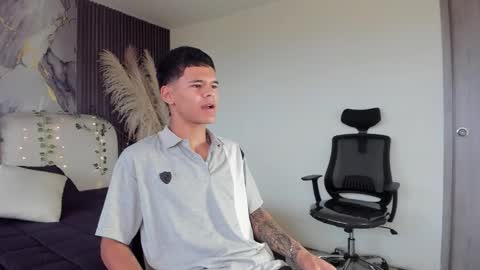 dylanroyce_ online show from February 25, 12:59 pm