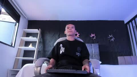 dylanroyce_ online show from April 14, 12:11 pm