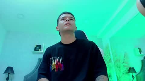 dylanroyce_ online show from May 30, 12:57 pm