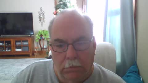 Snapshot of earl52 chatting on December 3, 6:06 pm earl52 online show from December 3, 6:06 pm