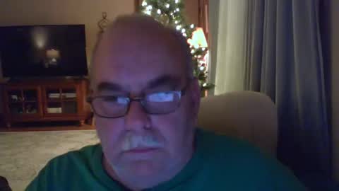 Snapshot of earl52 chatting on December 19, 12:02 am earl52 online show from December 19, 12:02 am