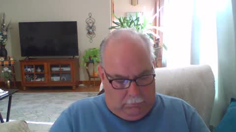 Snapshot of earl52 chatting on September 26, 7:29 pm earl52 online show from September 26, 7:29 pm