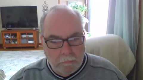 Snapshot of earl52 chatting on March 1, 5:04 pm earl52 online show from March 1, 5:04 pm
