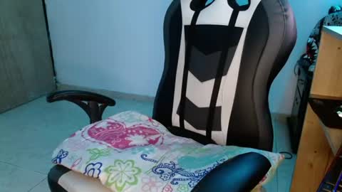 easy_money7777 online show from June 18, 9:19 pm