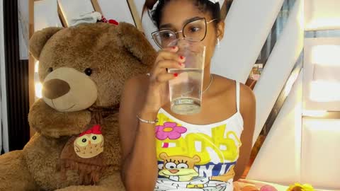 Snapshot of ebony_beautifull chatting on December 4, 6:44 am Luci online show from December 4, 6:44 am