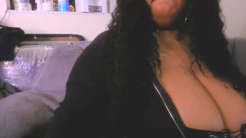 Snapshot of ebonygoddesskira chatting on January 14, 5:01 pm  Ebony Goddess Kira  online show from January 14, 5:01 pm