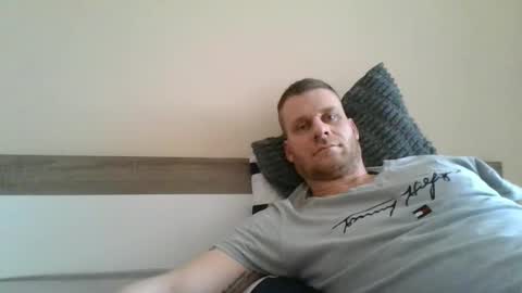 Snapshot of edd402901 chatting on April 4, 1:19 pm edd402901 online show from April 4, 1:19 pm