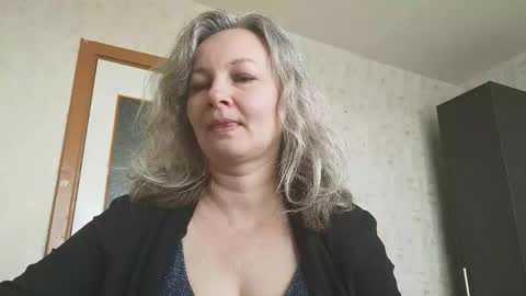Snapshot of edithmanning chatting on June 1, 5:53 am edithmanning online show from June 1, 5:53 am