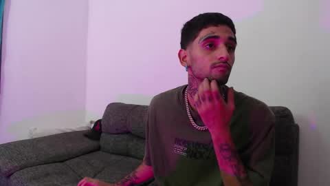 Snapshot of edward_johnsonn chatting on September 22, 1:51 am edward_johnsonn online show from September 22, 1:51 am