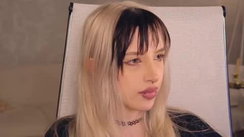 EVA NON NUDE online show from June 1, 4:09 pm