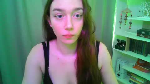 Snapshot of effie_balconii chatting on February 19, 10:33 am effie_balconii online show from February 19, 10:33 am