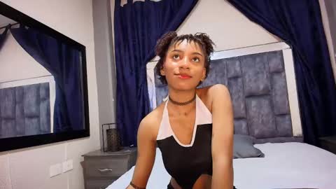 Snapshot of effie_cooper chatting on March 7, 9:06 pm Effie online show from March 7, 9:06 pm