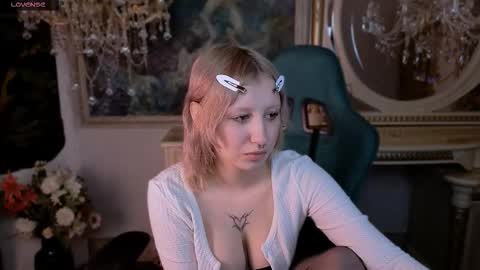 Snapshot of effiemeowley chatting on March 4, 4:29 am effiemeowley online show from March 4, 4:29 am