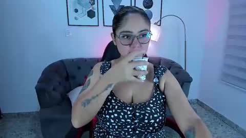 Snapshot of efy_lopez chatting on January 13, 12:32 pm efy_lopez online show from January 13, 12:32 pm