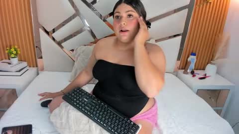 Snapshot of eimy_curvy chatting on April 16, 2:34 am Eimy online show from April 16, 2:34 am