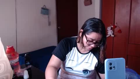 eimy_saenzz online show from April 2, 4:37 pm