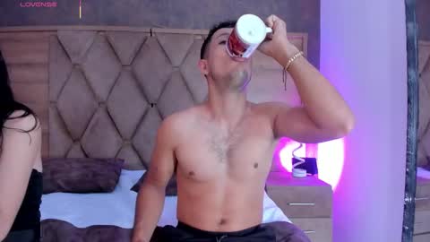 YG COUPLE online show from February 25, 8:40 pm