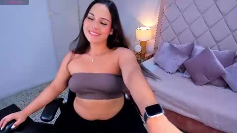 Snapshot of ela_beli chatting on June 19, 10:35 pm Ela Beli online show from June 19, 10:35 pm