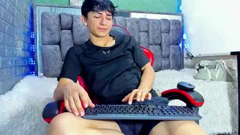 Elan Giralon online show from April 7, 11:15 pm