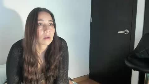 Snapshot of electra_hunt chatting on December 30, 10:34 pm Electra- Please help me reach 100 likes online show from December 30, 10:34 pm