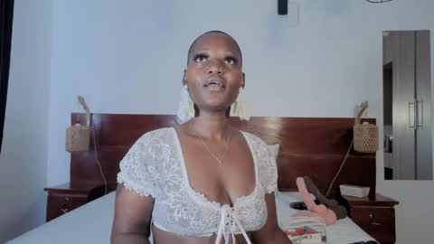 Snapshot of elegant_ebony chatting on June 4, 11:05 am Nika online show from June 4, 11:05 am