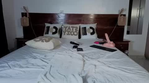 Snapshot of elegant_ebony chatting on June 14, 2:24 am Nika online show from June 14, 2:24 am