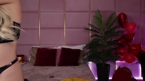 Snapshot of eleineblue chatting on February 21, 9:54 pm Eleine online show from February 21, 9:54 pm