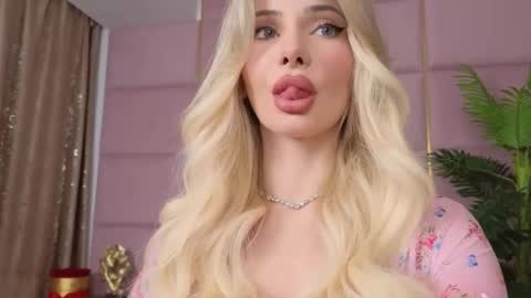 Snapshot of eleineblue chatting on October 3, 8:50 pm Eleine online show from October 3, 8:50 pm