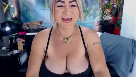 Snapshot of elektra_4_you chatting on October 12, 12:04 pm XIOMY give LIKE on my page online show from October 12, 12:04 pm