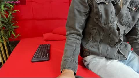 Snapshot of elena_and_derek chatting on January 5, 7:28 pm Elena Derek online show from January 5, 7:28 pm