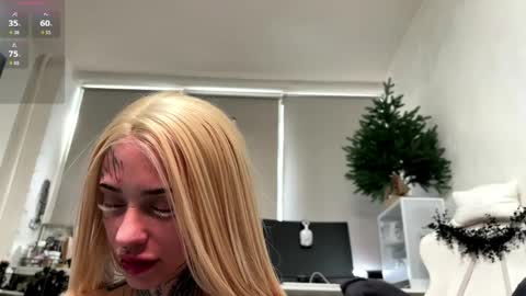 Snapshot of elenacastellani chatting on April 9, 1:38 pm Mia online show from April 9, 1:38 pm