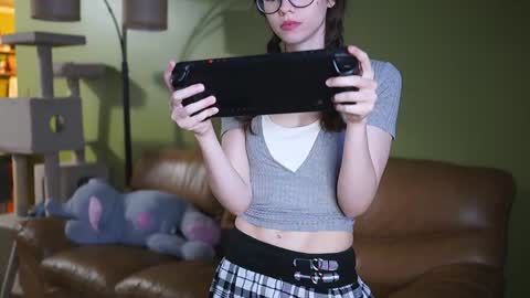 Snapshot of elfenemma chatting on December 13, 10:55 pm Emma online show from December 13, 10:55 pm