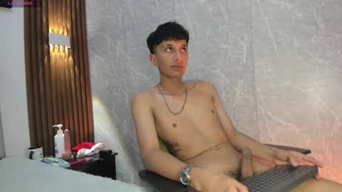 Snapshot of elian_julian chatting on December 3, 12:40 am Elian Julian online show from December 3, 12:40 am