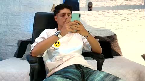elias_salvatore_ online show from May 28, 2:47 pm
