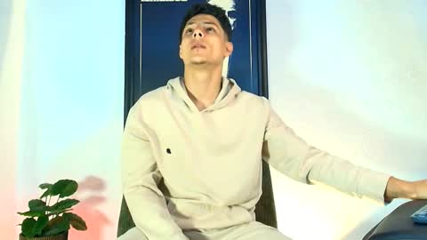 elias_salvatore_ online show from May 30, 2:25 pm