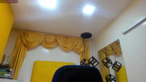 Snapshot of eliasblue chatting on March 2, 12:43 pm E L I A S online show from March 2, 12:43 pm