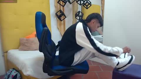 Snapshot of eliasblue chatting on March 4, 4:06 am E L I A S online show from March 4, 4:06 am