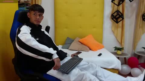 Snapshot of eliasblue chatting on March 5, 3:18 am E L I A S online show from March 5, 3:18 am