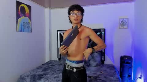 Snapshot of eliasferragamo chatting on December 2, 2:17 am Elias Ferragamo online show from December 2, 2:17 am