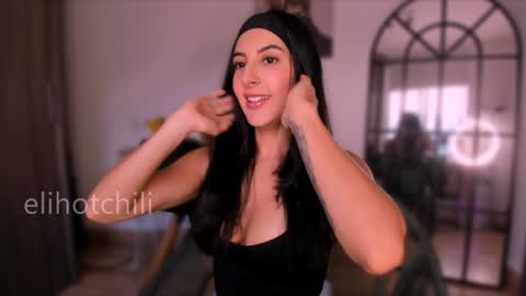 Snapshot of elihotchili chatting on December 12, 10:31 pm Eli online show from December 12, 10:31 pm