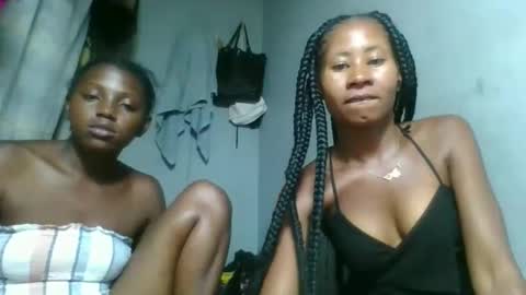 Snapshot of elina981 chatting on February 8, 9:40 pm elina981 online show from February 8, 9:40 pm