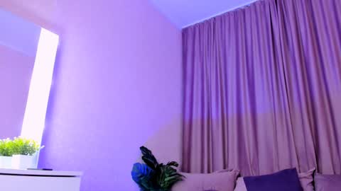 Snapshot of elis_miracle chatting on December 17, 11:17 am Elizabeth online show from December 17, 11:17 am