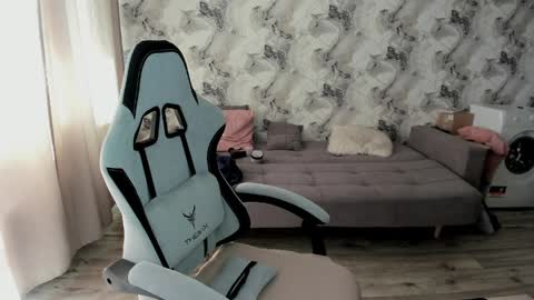 Snapshot of elisa_kollin chatting on April 1, 10:16 am Aletta Oushen online show from April 1, 10:16 am