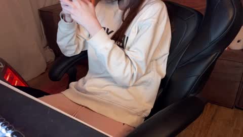 Snapshot of elisa_north chatting on March 2, 1:47 am Elisa North online show from March 2, 1:47 am