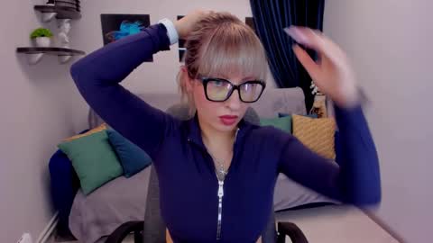 Snapshot of elisabethmills chatting on January 16, 8:14 pm Elisabeth online show from January 16, 8:14 pm