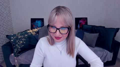 Snapshot of elisabethmills chatting on February 21, 8:05 pm Elisabeth online show from February 21, 8:05 pm