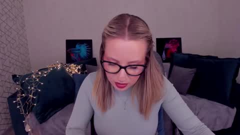 Snapshot of elisabethmills chatting on March 3, 4:46 pm Elisabeth online show from March 3, 4:46 pm